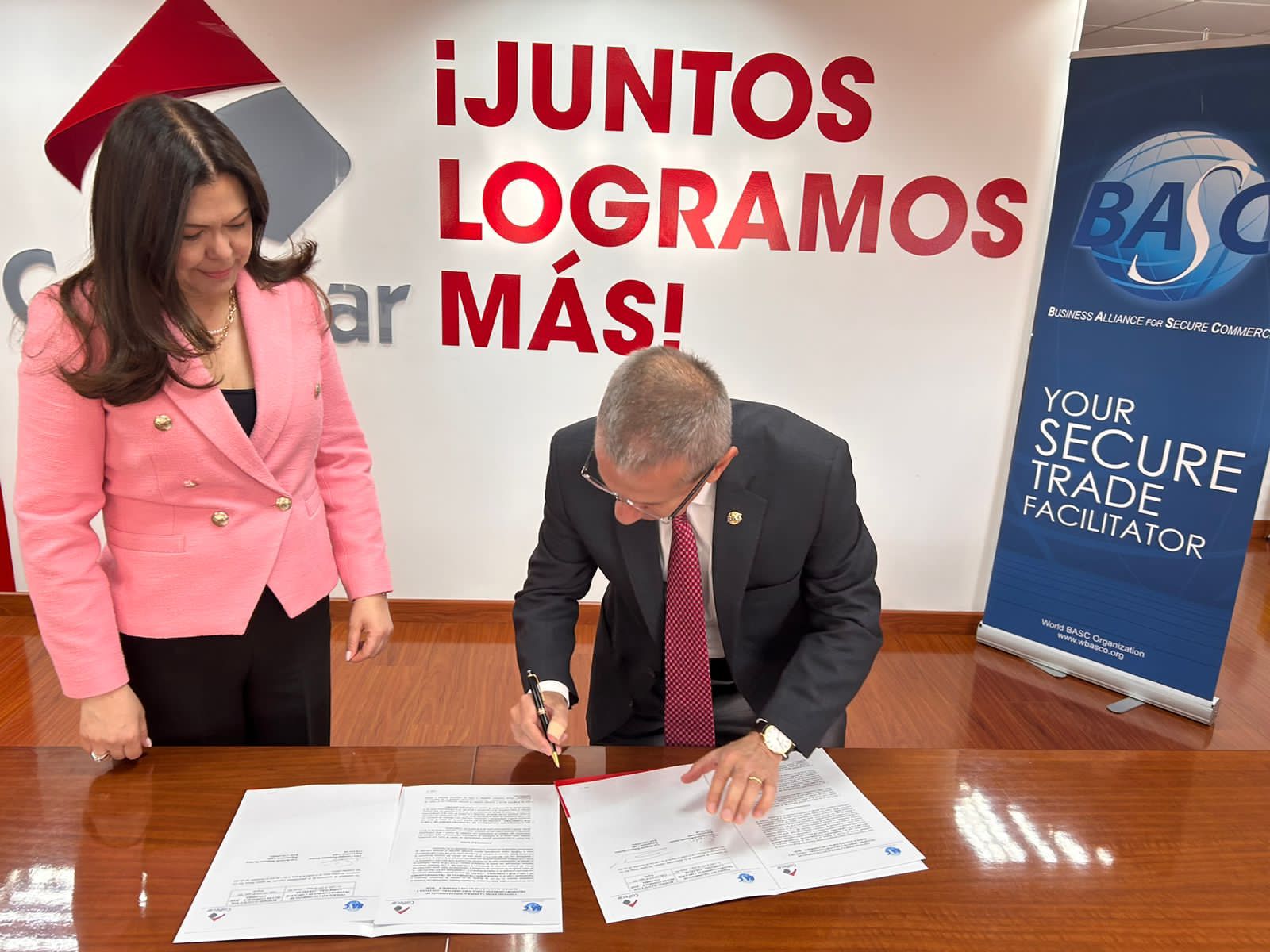 El convenio se realizó con la presencia del Sr. Oscar Sánchez, Presidente de la Junta Directiva de WBO y de BASC Colombia, la Sra. Nidia Hernández, Presidente Ejecutiva de Colfecar y el Sr. Luis Bernardo Benjumea, Director Ejecutivo de BASC Colombia