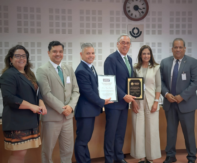 De izquierda a derecha: Patricia Masella, presidenta AMECOMEX; Oscar Sánchez, presidente Junta Directiva WBO; Erik Moncayo, presidente internacional WBO; Alfonso Rojas, representante de ASAPRA/CARGODEC; Suzanne Lemaitre, directora ejecutiva WBO; y Nelson Brens, presidente ASAPRA.