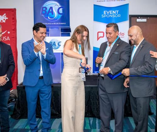 Miembros de la Junta Directiva y la Alta Gerencia de World BASC Organization, durante el corte de cinta que inauguró el Encuentro y aperturó la muestra comercial en el marco del 11° Congreso Mundial BASC 2024.