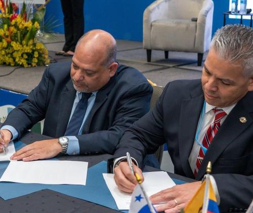 En la foto: Los Sres. Luis Hernández; Presidente de AHACI y Erik Moncayo; Presidente Internacional de World BASC Organization, durante la firma del Memorando de Entendimiento (MOU) entre ambas organizaciones.