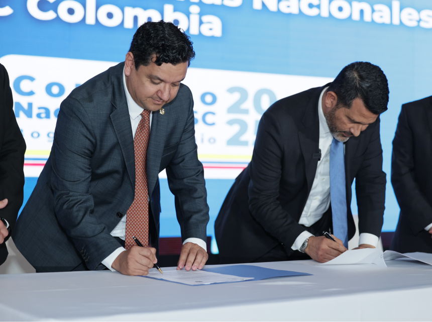 Momentos durante la firma del Convenio de Cooperación entre la DIAN y BASC Colombia. Firmantes: Oscar Sánchez. presidente de la Junta Directiva de BASC Colombia y de WBO; Luis Eduardo Llinás, director (e) de la DIAN