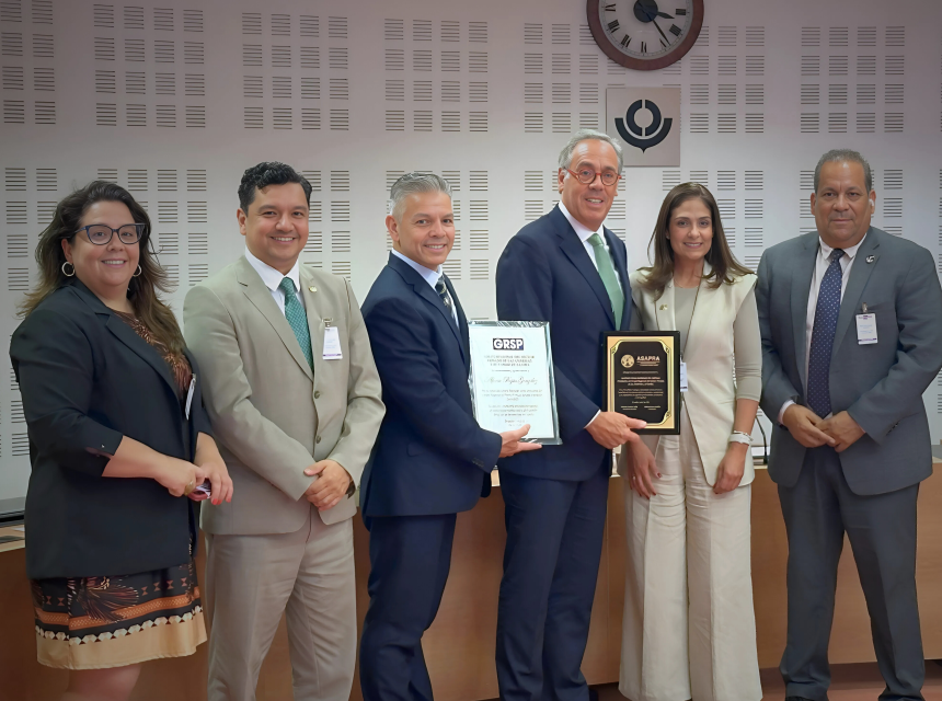 De izquierda a derecha: Patricia Masella, presidenta AMECOMEX; Oscar Sánchez, presidente Junta Directiva WBO; Erik Moncayo, presidente internacional WBO; Alfonso Rojas, representante de ASAPRA/CARGODEC; Suzanne Lemaitre, directora ejecutiva WBO; y Nelson Brens, presidente ASAPRA.